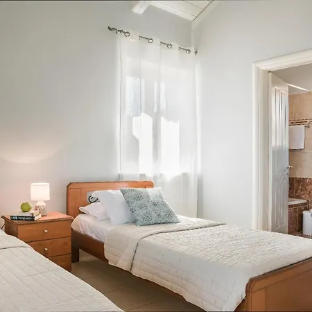 Evanthia Вилла Фискардон