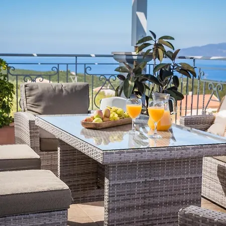 Evanthia Вилла *